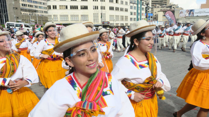 Bolivia empezó a vivir el carnaval con precauciones tras dos años de pandemia