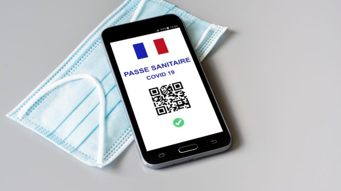 Passe sanitaire Covid-19, application en vigueur le 9 juin 2021 en France. Téléphone portable et masque.