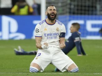 MADRID, 09/03/2022.- El delantero francés del Real Madrid, Karim Benzema, celebra el pase del equipo blanco a los cuartos de final de la Liga de Campeones tras derrotar al PSG en el encuentro disputado hoy miércoles en el estadio Santiago Bernabéu, en Madrid. EFE / Juanjo Martín.