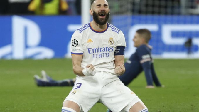 MADRID, 09/03/2022.- El delantero francés del Real Madrid, Karim Benzema, celebra el pase del equipo blanco a los cuartos de final de la Liga de Campeones tras derrotar al PSG en el encuentro disputado hoy miércoles en el estadio Santiago Bernabéu, en Madrid. EFE / Juanjo Martín.