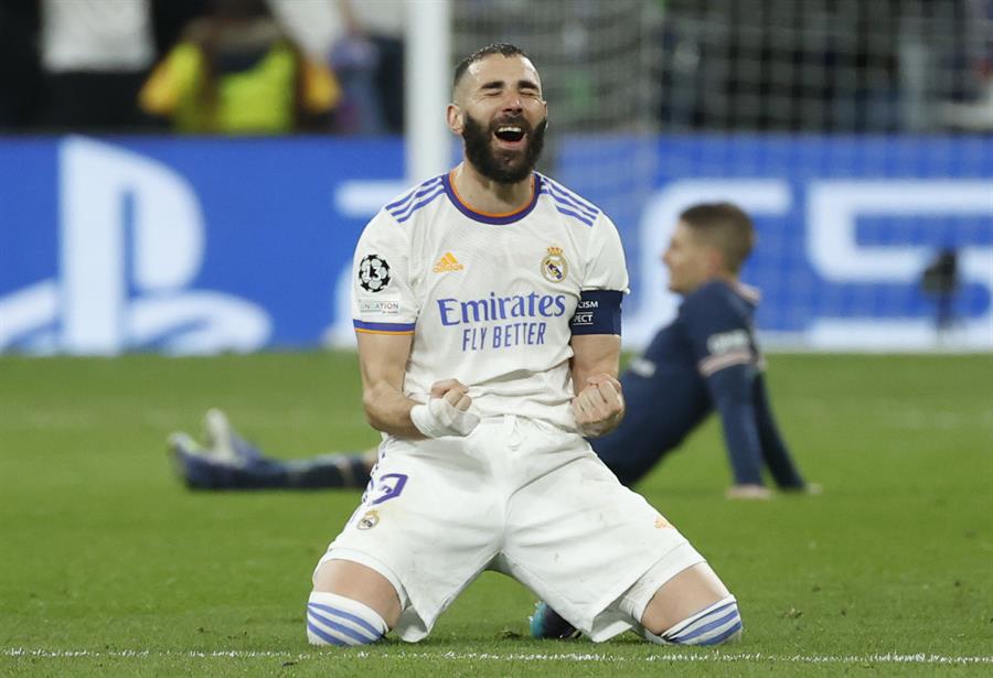 MADRID, 09/03/2022.- El delantero francés del Real Madrid, Karim Benzema, celebra el pase del equipo blanco a los cuartos de final de la Liga de Campeones tras derrotar al PSG en el encuentro disputado hoy miércoles en el estadio Santiago Bernabéu, en Madrid. EFE / Juanjo Martín.