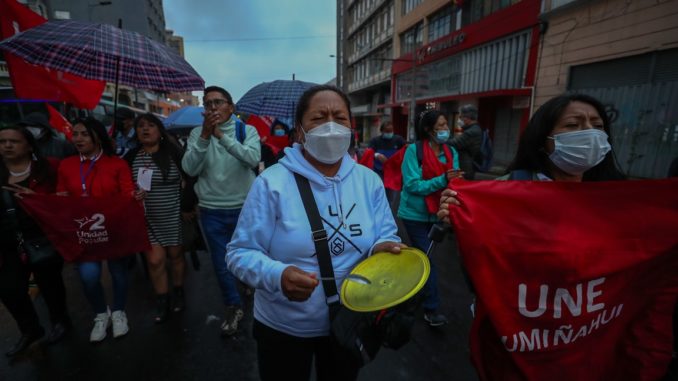 Maestros ecuatorianos reclaman alza salarial