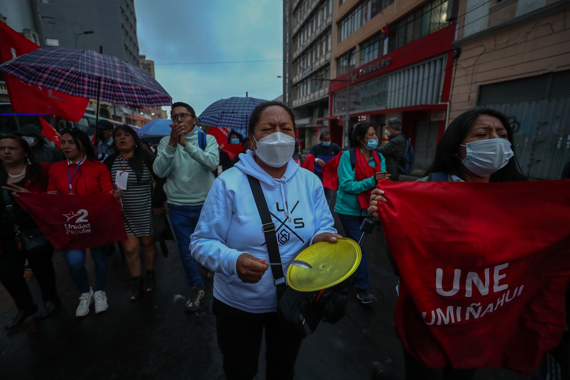 Maestros ecuatorianos reclaman alza salarial
