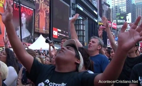 cantan-alabanzas-times-square