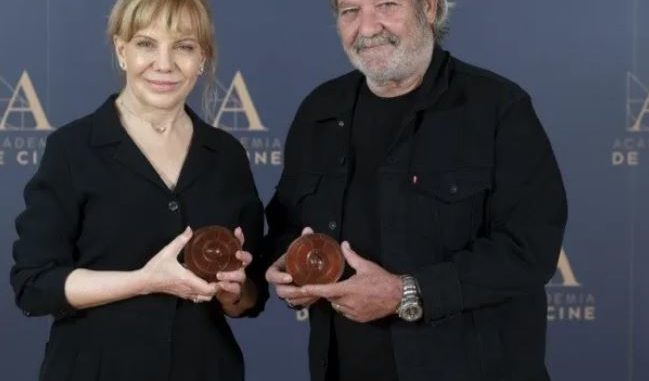 Captura CECILIA rOTH RECIBE MEDALLA