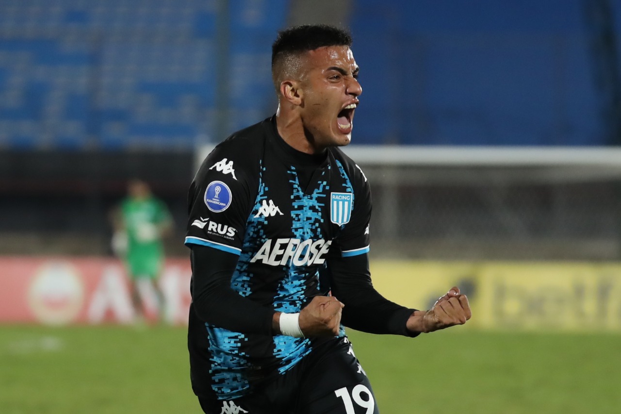 Cabezazo de Leonel Miranda rompe defensa de River Plate