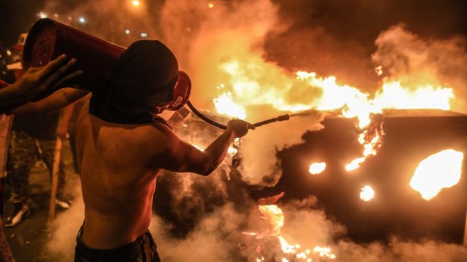 Miles de peruanos desafían toque de queda para pedir la renuncia de Castillo