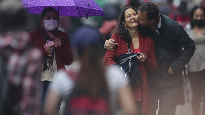 Temor y alivio en primer día de eliminación de mascarillas en Ecuador