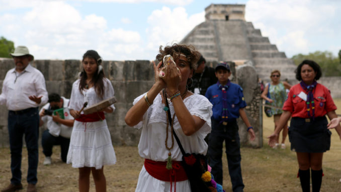 Agradecen a la Madre Tierra con ceremonia ancestral en ruinas de Chichén Itzá