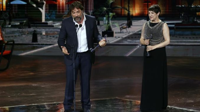 3395f1075ca1MADRID, 01/05/2022.- Los actores Javier Bardem y Blanca Portillo reciben el premio al Mejor Actor y Actriz respectivamente, durante la ceremonia de entrega de los Premios Platino celebrada este domingo en el recinto IFEMA de Madrid. EFE/Chema Moya0f1edfb69bf254ac739694badc9fminiw
