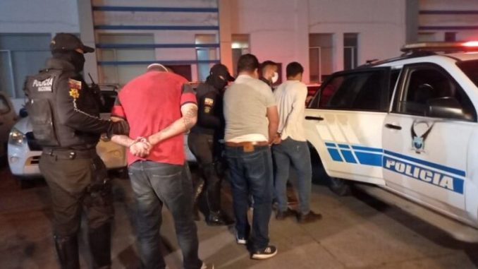 La-Policia-detuvo-tras-persecusion-y-enfrentamiento-armado-a-tres-presuntos-miembros-de-una-banda-de-sicarios-entre-ellos-un-militar-en-servicio-activo.-Foto.-Cortesia-Policia-Nacional-700x391