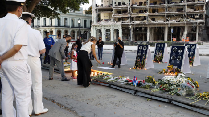 Vigilia por las víctimas de la explosión del hotel Saratoga de La Habana