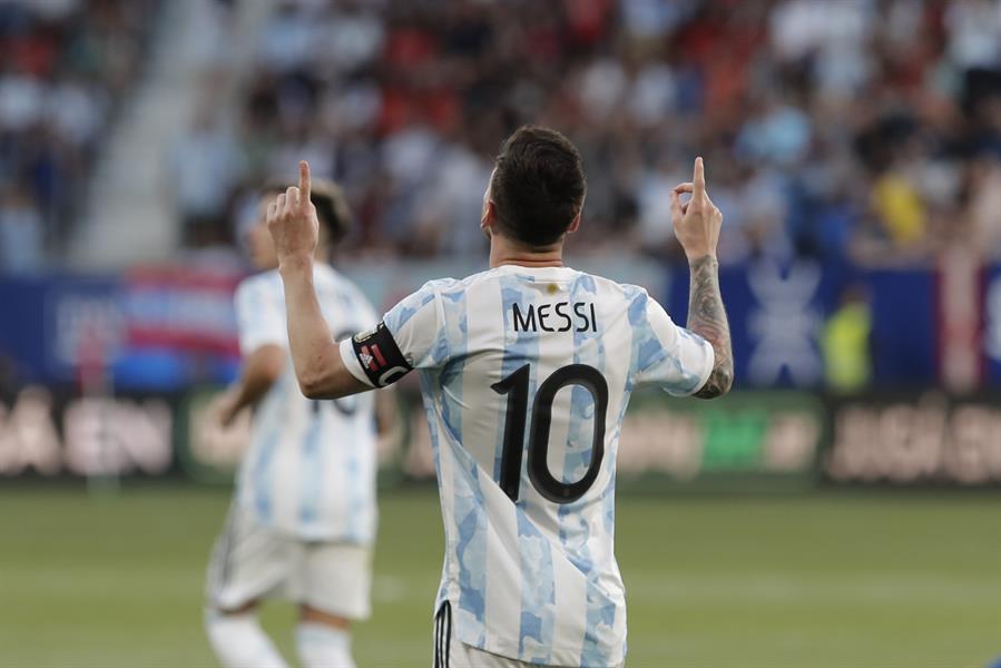 PAMPLONA, 05/06/2022.- El delantero de la selección argentina de fútbol Lionel Messi celebra su tercer gol, durante un partido internacional amistoso entre Argentina y Estonia en el estadio El Sadar, en Pamplona, este domingo. EFE/ Villar López