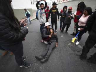 QUI01. QUITO (ECUADOR), 17/06/2022. Una nutrida marcha de estudiantes, sindicatos y campesinos volvió a recorrer hoy viernes, las calles de la capital ecuatoriana en el quinto día de protestas contra el Gobierno, en el que también se juntaron el incesante zapateo de los indígenas andinos y el sonar de las botas policiales. EFE/José Jácome