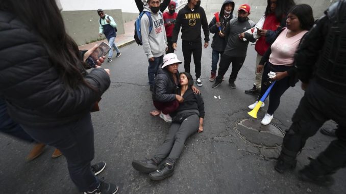 QUI01. QUITO (ECUADOR), 17/06/2022. Una nutrida marcha de estudiantes, sindicatos y campesinos volvió a recorrer hoy viernes, las calles de la capital ecuatoriana en el quinto día de protestas contra el Gobierno, en el que también se juntaron el incesante zapateo de los indígenas andinos y el sonar de las botas policiales. EFE/José Jácome QUI01. QUITO (ECUADOR), 17/06/2022. Una nutrida marcha de estudiantes, sindicatos y campesinos volvió a recorrer hoy viernes, las calles de la capital ecuatoriana en el quinto día de protestas contra el Gobierno, en el que también se juntaron el incesante zapateo de los indígenas andinos y el sonar de las botas policiales. EFE/José Jácome