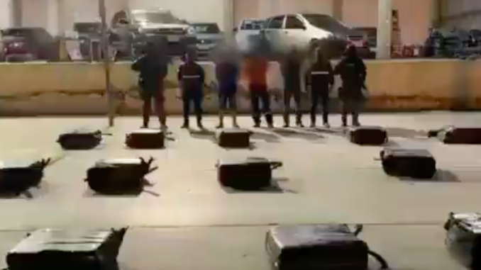 A partir de la detención de una mujer que era usada como mula del narcotráfico, la Policía Nacional llegó a una casa en La Aurora, #Daule, donde halló 15 bultos de droga ocultos en una construcción subterránea aproximadamente 600 kilos de cocaína. #Guayas A partir de la detención de una mujer que era usada como mula del narcotráfico, la Policía Nacional llegó a una casa en La Aurora, #Daule, donde halló 15 bultos de droga ocultos en una construcción subterránea aproximadamente 600 kilos de cocaína. #Guayas