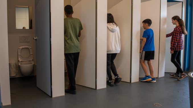 Baño unisex en una escuela alemana