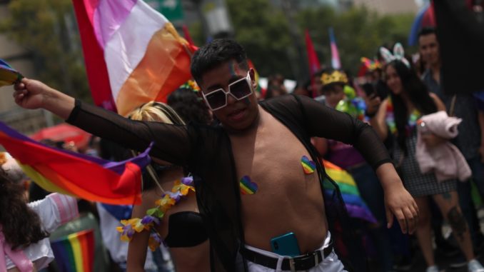 Miles desbordan las calles de Ciudad de México en la marcha del Orgullo LGBT+