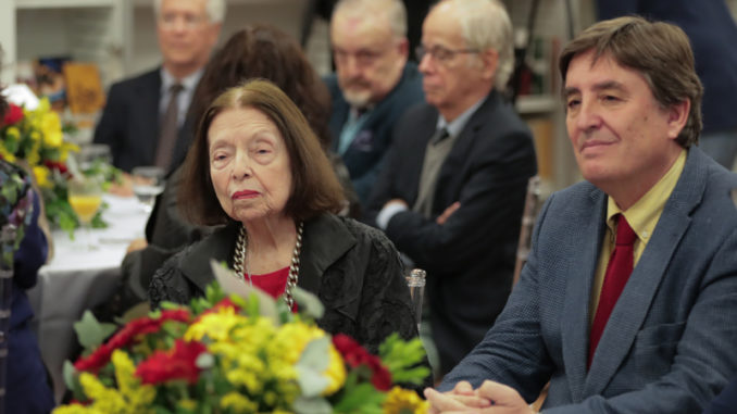 Luis García Montero, director del Instituto Cervantes, y la escritora brasileña Nelida Piñon, participan en un encuentro, hoy en la sede del Instituto en Río de Janeiro (Brasil). El Instituto Cervantes inauguró una biblioteca con los cerca de 8.000 libros que pertenecían al acervo personal de Nélida Piñón y que fueron donados por la escritora, en un acto en el que se comprometió a difundir y preservar la obra de la brasileña. EFE/ André Coelho