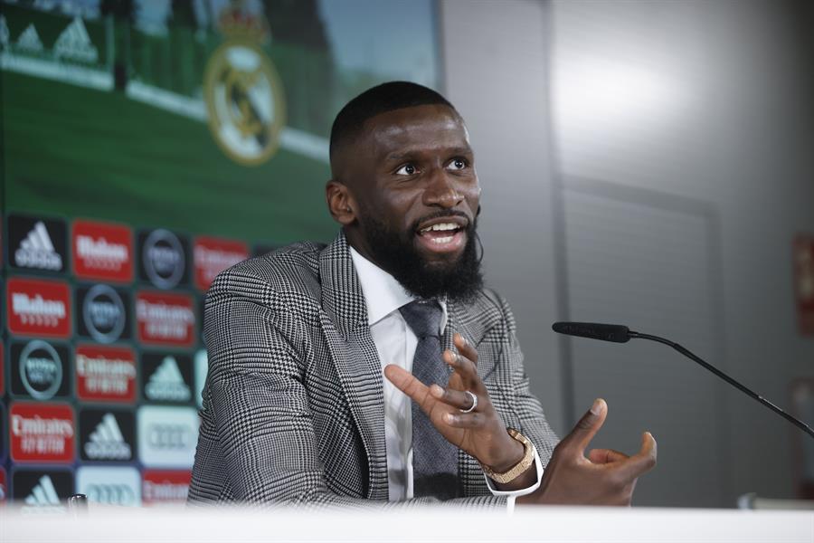 MADRID, 20/06/2022.- El defensa alemán Antonio Rüdiger durante su presentación como nuevo jugador del Real Madrid, este lunes. EFE/Emilio Naranjo