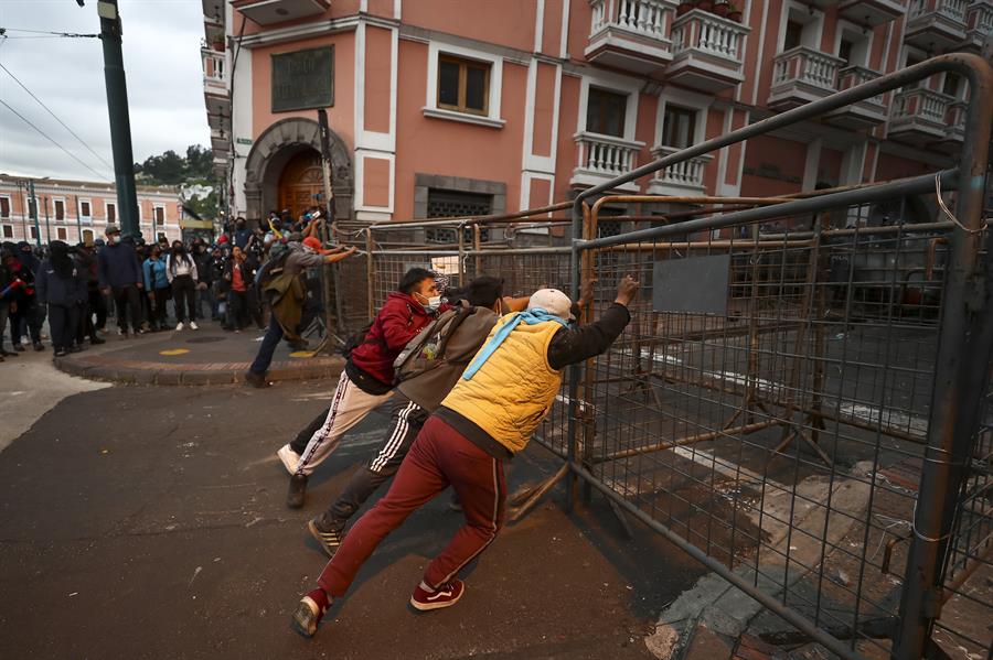 QUI01. QUITO (ECUADOR), 17/06/2022. Una nutrida marcha de estudiantes, sindicatos y campesinos volvió a recorrer hoy viernes, las calles de la capital ecuatoriana en el quinto día de protestas contra el Gobierno, en el que también se juntaron el incesante zapateo de los indígenas andinos y el sonar de las botas policiales. EFE/José Jácome