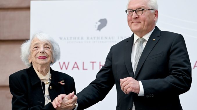 Alemania distingue a centenaria sobreviviente del Holocausto