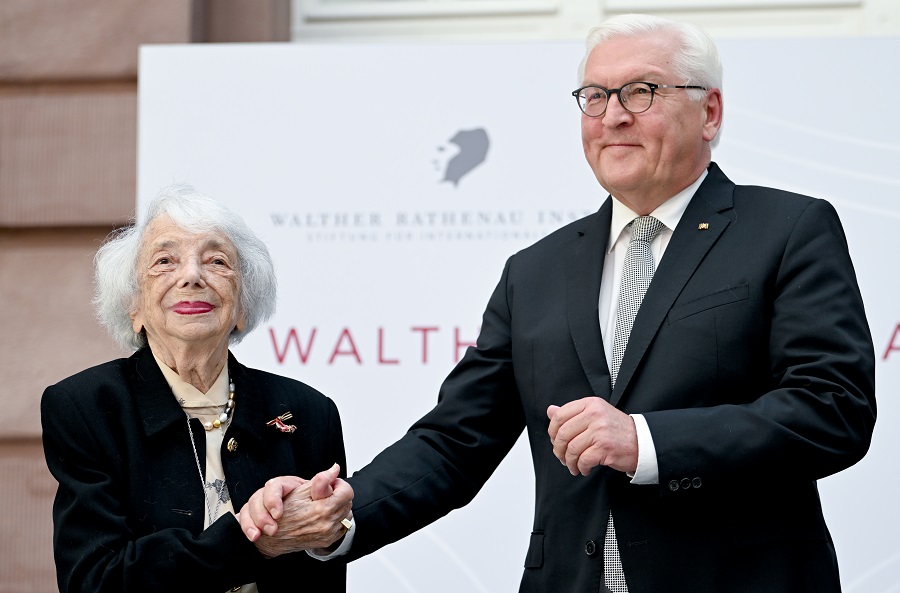 Alemania distingue a centenaria sobreviviente del Holocausto