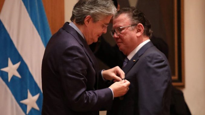 LASSO CONDECORA A GALO MARTÍNEZ