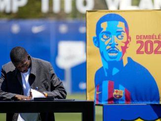 BARCELONA, 14/07/2022.- El extremo francés del FC Barcelona Ousmane Dembelé firma su nuevo contrato hasta el 30 de junio de 2024 en la Ciudad Deportiva Joan Gamper en Barcelona, este jueves. Dembelé, que desde el 1 de julio de 2022 estaba sin equipo, pasará a cobrar un salario aproximadamente un 40% más bajo con respecto a su anterior ficha. EFE/ Enric Fontcuberta.