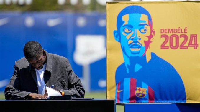 BARCELONA, 14/07/2022.- El extremo francés del FC Barcelona Ousmane Dembelé firma su nuevo contrato hasta el 30 de junio de 2024 en la Ciudad Deportiva Joan Gamper en Barcelona, este jueves. Dembelé, que desde el 1 de julio de 2022 estaba sin equipo, pasará a cobrar un salario aproximadamente un 40% más bajo con respecto a su anterior ficha. EFE/ Enric Fontcuberta.