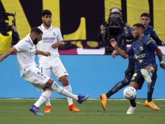 San Francisco (United States), 27/07/2022.- Real Madrid forward Karim Benzema (L), takes a shot on goal past Club America defender Luis Fuentes (R), during the first half of their soccer friendly match, at Oracle Park, in San Francisco, California, USA, 26 July 2022. (Futbol, Amistoso, Estados Unidos) EFE/EPA/D. ROSS CAMERON