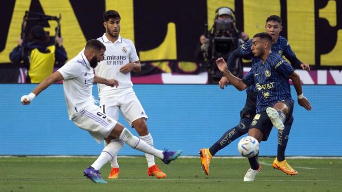 San Francisco (United States), 27/07/2022.- Real Madrid forward Karim Benzema (L), takes a shot on goal past Club America defender Luis Fuentes (R), during the first half of their soccer friendly match, at Oracle Park, in San Francisco, California, USA, 26 July 2022. (Futbol, Amistoso, Estados Unidos) EFE/EPA/D. ROSS CAMERON