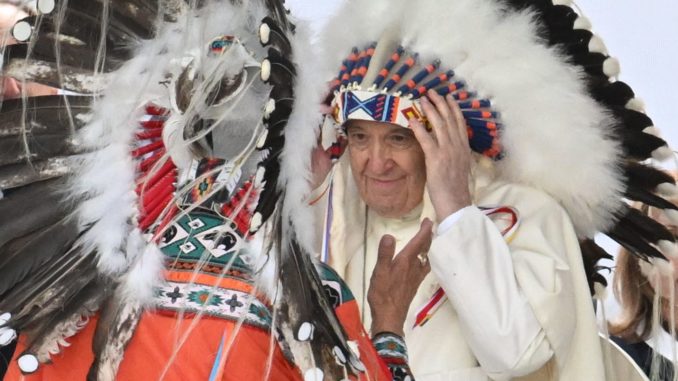 el papa como indigena en Cadada