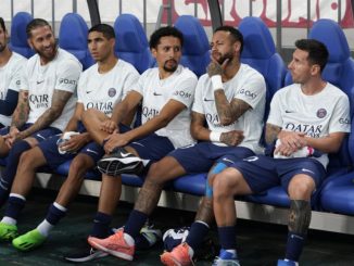 Saitama (Japan), 23/07/2022.- Paris Saint-Germain's players (L-R) Sergio Ramos, Achraf Hakimi, Marquinhos, Neymar Jr and Lionel Messi sit on the bench at the start of a friendly match against J1 league club Urawa Reds at Saitama Stadium, north of Tokyo, Japan, 23 July 2022. (Futbol, Amistoso, Japón, Tokio) EFE/EPA/KIMIMASA MAYAMA