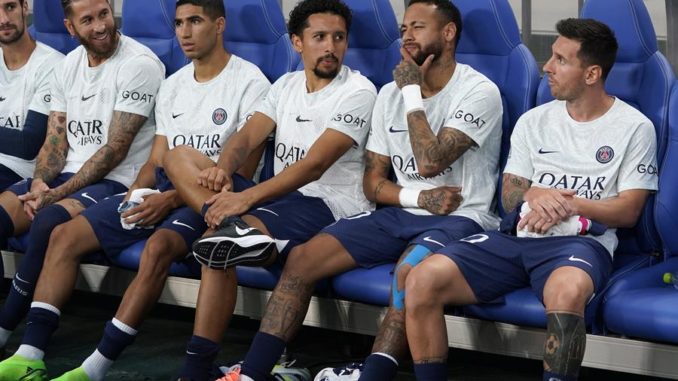 Saitama (Japan), 23/07/2022.- Paris Saint-Germain's players (L-R) Sergio Ramos, Achraf Hakimi, Marquinhos, Neymar Jr and Lionel Messi sit on the bench at the start of a friendly match against J1 league club Urawa Reds at Saitama Stadium, north of Tokyo, Japan, 23 July 2022. (Futbol, Amistoso, Japón, Tokio) EFE/EPA/KIMIMASA MAYAMA