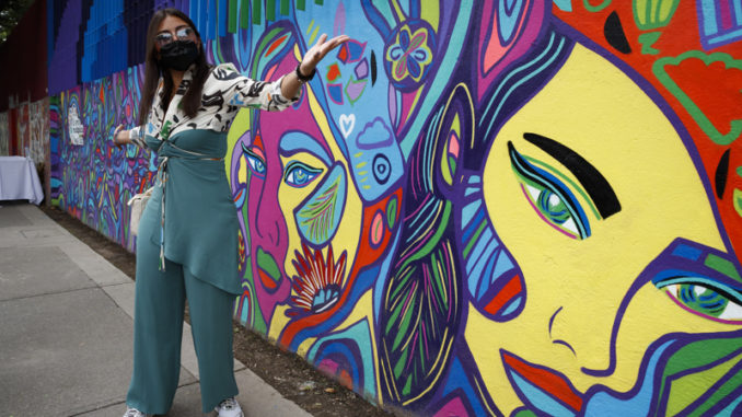 Artista mexicana Dulce V. Ríos amplía fuerza femenina y climática con mural