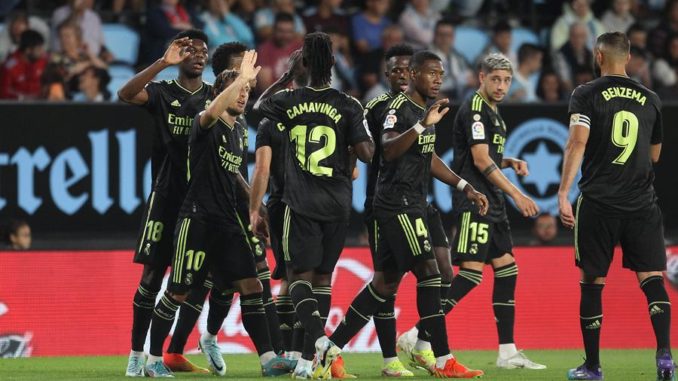 VIGO (PONTEVEDRA), 20/08/2022.- El centrocampista del Real Madrid Luka Modric (2-i) celebra con sus compañeros tras marcar el segundo gol ante el Celta, durante el partido de Liga en Primera División que se disputa este sábado en el estadio de Balaídos, en Vigo. EFE/Salvador Sas