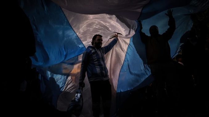 AME2149. BUENOS AIRES (ARGENTINA), 27/08/2022.- Miles de personas se manifiestan en el domicilio de la vicepresidenta Cristina Fernández mostrando su apoyo hacía la gobernante por su pedido de cárcel, hoy en Buenos Aires (Argentina). Una protesta convocada este sábado frente al domicilio de la vicepresidenta de Argentina, Cristina Fernández de Kirchner, luego de que el Gobierno de la ciudad de Buenos Aires instalase un conjunto de vallas en torno a su vivienda, derivó en disturbios entre los agentes policiales y un grupo de manifestantes afines a la también expresidenta (2007-2015) del país. Los incidentes comenzaron minutos antes de las 18.00 hora local (21.00 GMT), cuando un pequeño grupo de simpatizantes kirchneristas tiraron las vallas y avanzaron hacia el edificio donde vive la vicepresidenta, ubicado en el barrio capitalino de Recoleta. EFE/Juan Ignacio Roncoroni