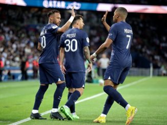 Paris (France), 13/08/2022.- Paris Saint Germain's Neymar Jr (L), Kylian Mbappe (R) and Lionel Messi (C) celebrate a goal during the French Ligue 1 soccer match between PSG and Montpellier at the Parc des Princes stadium in Paris, France, 13 August 2022. (Francia) EFE/EPA/CHRISTOPHE PETIT TESSON