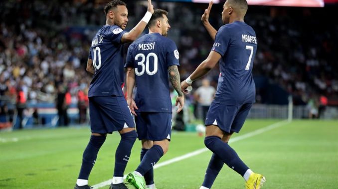 Paris (France), 13/08/2022.- Paris Saint Germain's Neymar Jr (L), Kylian Mbappe (R) and Lionel Messi (C) celebrate a goal during the French Ligue 1 soccer match between PSG and Montpellier at the Parc des Princes stadium in Paris, France, 13 August 2022. (Francia) EFE/EPA/CHRISTOPHE PETIT TESSON Paris (France), 13/08/2022.- Paris Saint Germain's Neymar Jr (L), Kylian Mbappe (R) and Lionel Messi (C) celebrate a goal during the French Ligue 1 soccer match between PSG and Montpellier at the Parc des Princes stadium in Paris, France, 13 August 2022. (Francia) EFE/EPA/CHRISTOPHE PETIT TESSON
