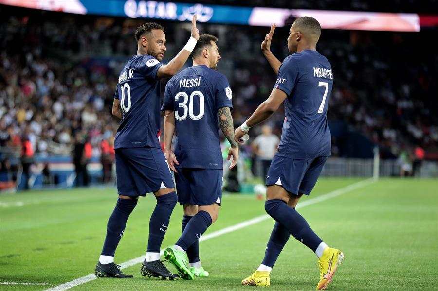 Paris (France), 13/08/2022.- Paris Saint Germain's Neymar Jr (L), Kylian Mbappe (R) and Lionel Messi (C) celebrate a goal during the French Ligue 1 soccer match between PSG and Montpellier at the Parc des Princes stadium in Paris, France, 13 August 2022. (Francia) EFE/EPA/CHRISTOPHE PETIT TESSON