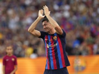 BARCELONA, 07/08/2022.- El delantero polaco del FC Barcelona Robert Lewandowski aplaude a la afición durante la presentación del equipo antes del partido del trofeo Joan Gamper ante Pumas, este domingo en el Camp Nou. EFE/Alejandro García