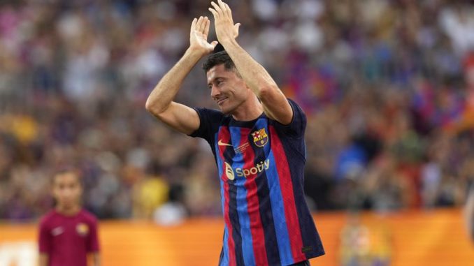 BARCELONA, 07/08/2022.- El delantero polaco del FC Barcelona Robert Lewandowski aplaude a la afición durante la presentación del equipo antes del partido del trofeo Joan Gamper ante Pumas, este domingo en el Camp Nou. EFE/Alejandro García