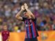 BARCELONA, 07/08/2022.- El delantero polaco del FC Barcelona Robert Lewandowski aplaude a la afición durante la presentación del equipo antes del partido del trofeo Joan Gamper ante Pumas, este domingo en el Camp Nou. EFE/Alejandro García