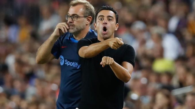 BARCELONA, 13/08/2022.- El entrenador del FC Barcelona, Xavi Hernández (d), junto a su segundo, su hermano Óscar Hernández (i), da instrucciones a sus jugadores durante el partido correspondiente a la primera jornada de LaLiga que FC Barcelona y Rayo Vallecano disputan hoy sábado en el Camp Nou, en Barcelona. EFE/Andreu Dalmau