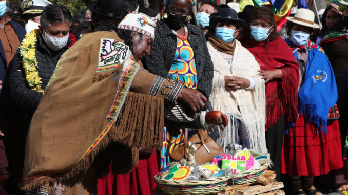 Bolivia da inicio al mes de la Pachamama con ofrendas, rituales y música