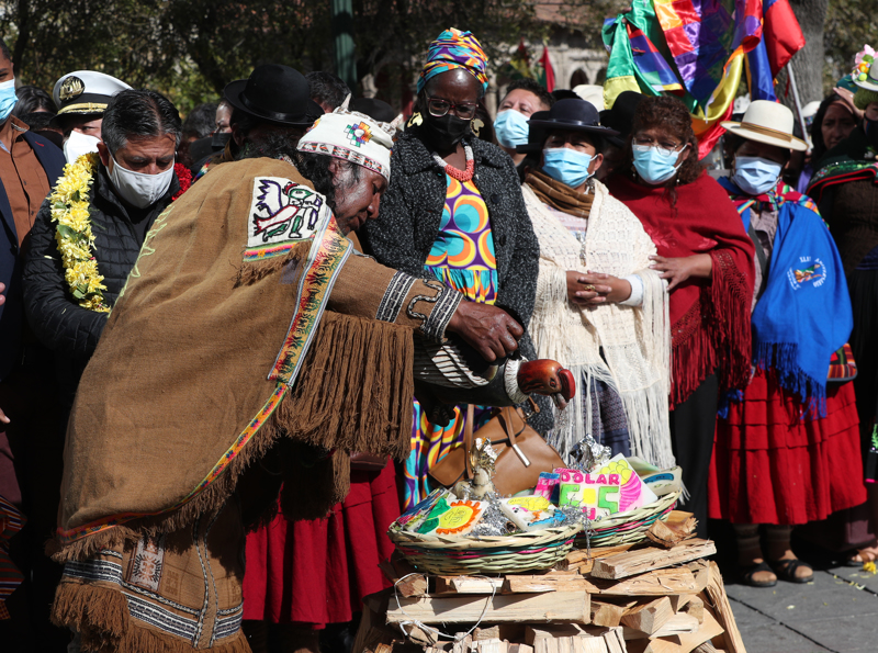 Bolivia da inicio al mes de la Pachamama con ofrendas, rituales y música