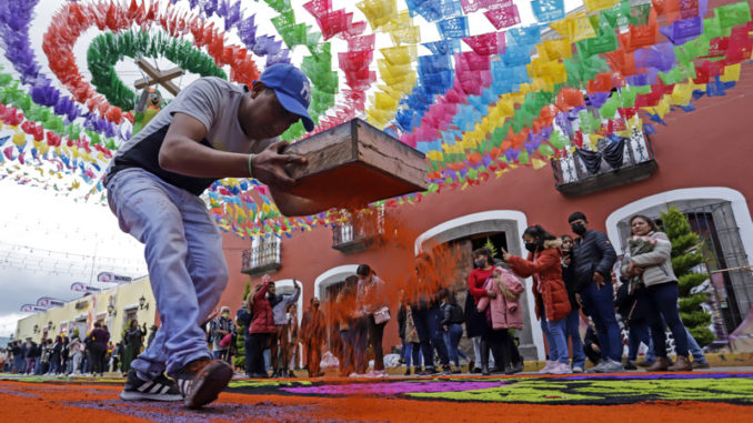 Alfombra monumental de aserrín rompe récord mundial en el centro de México