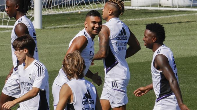 MADRID, 19/08/2022.- El centrocampista brasileño del Real Madrid, Carlos Henrique 'Casemiro' (c) junto con sus compañeros durante el entrenamiento del equipo en la ciudad deportiva de Valdebebas este viernes para preparar su partido liguero de mañana contra el Celta de Vigo. EFE/ Mariscal MADRID, 19/08/2022.- El centrocampista brasileño del Real Madrid, Carlos Henrique 'Casemiro' (c) junto con sus compañeros durante el entrenamiento del equipo en la ciudad deportiva de Valdebebas este viernes para preparar su partido liguero de mañana contra el Celta de Vigo. EFE/ Mariscal
