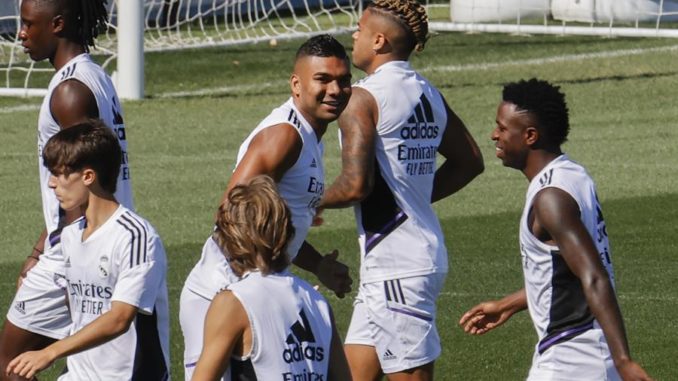 MADRID, 19/08/2022.- El centrocampista brasileño del Real Madrid, Carlos Henrique 'Casemiro' (c) junto con sus compañeros durante el entrenamiento del equipo en la ciudad deportiva de Valdebebas este viernes para preparar su partido liguero de mañana contra el Celta de Vigo. EFE/ Mariscal